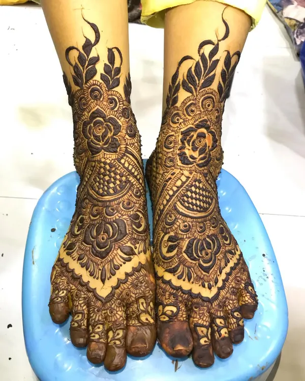 A full coverage bridal leg design, matching the intricacy of the hand mehendi. I used roses, checks, and leafy borders to create this stunning look.