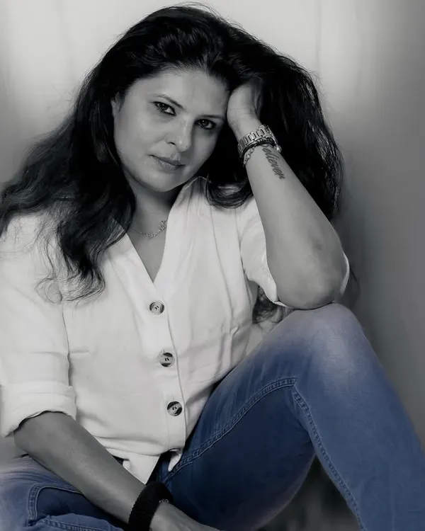 A classic white shirt and blue jeans is a timeless combination that never fails. This is my go-to look for a comfortable, chic, and confident day.