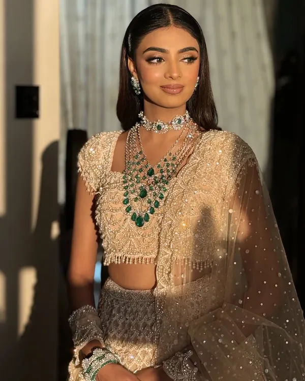 This golden hour shot captures the magic of a reception look. I teach how to use light and shimmer to create a truly radiant and glamorous effect.