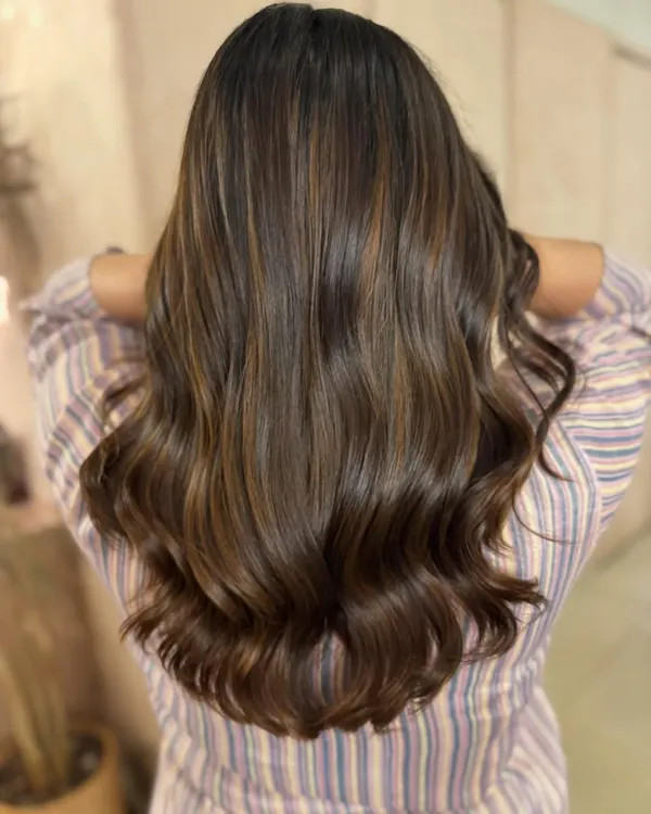 Warming things up with this rich roast balayage. We achieved these gorgeous, subtle brown highlights without any bleach, keeping the hair super healthy and glossy. (No filter)
