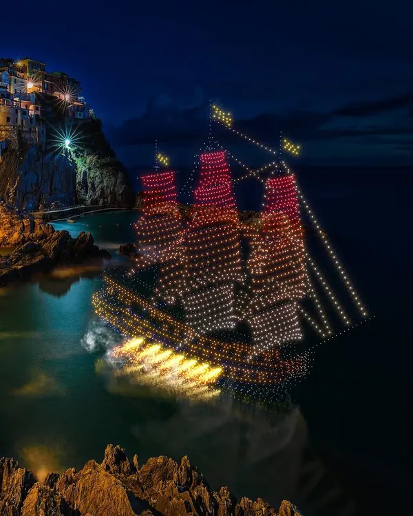 Here is a perfect example of combining LED and pyro drones for storytelling. The ship is formed by hundreds of LED drones, while the pyro drones create spectacular, simulated cannon blasts, making for an immersive pirate-themed show.