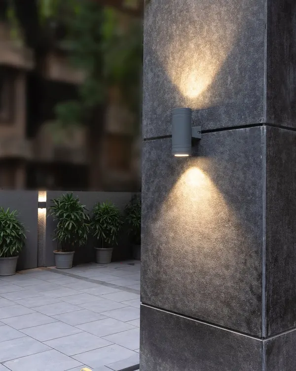 Achieving this perfect junction between the compound wall and flooring, despite an 8-month execution gap, speaks to the importance of precise planning. This architectural detail shows how good design and coordination stand the test of time.