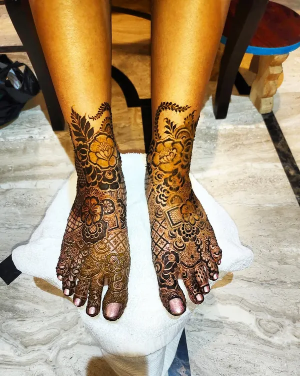 A beautiful and intricate floral design for the feet, perfect for a bride. The pattern covers the top of the feet and toes completely.
