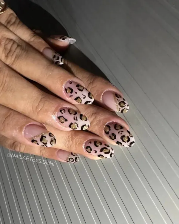 A classic leopard print design with a touch of gold glitter for extra flair. This is a timeless pattern that's always in style.