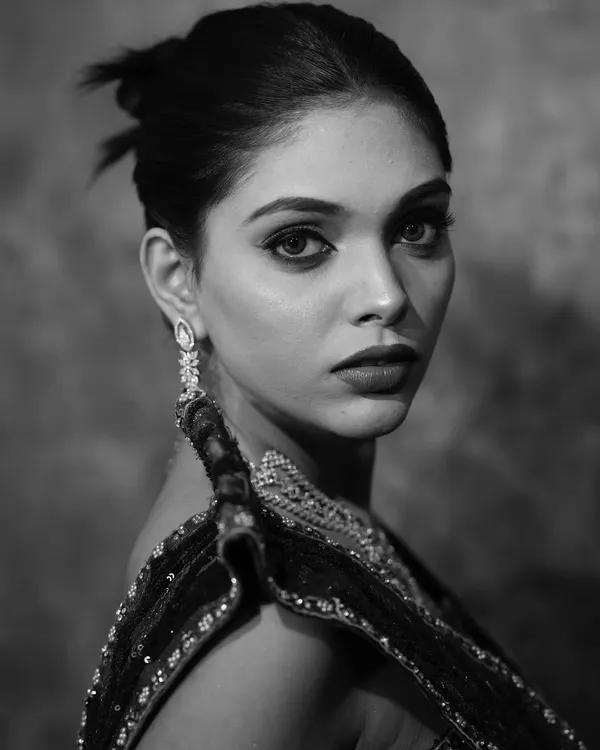 A dramatic black and white portrait of our glam look demo. This shows the power of contouring and a strong eye, techniques we cover in the course.