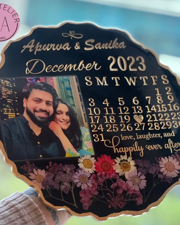 I create timeless keepsakes that capture your most important dates. This custom resin frame features a couple's photo, their special month's calendar, and is beautifully preserved with real dried flowers, making it a perfect anniversary or wedding gift.