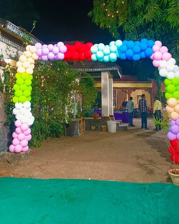 This full rainbow balloon arch created a fun and festive entrance for an outdoor party. The bright colors stand out beautifully against the natural greenery, setting a cheerful tone for the event right from the start.
