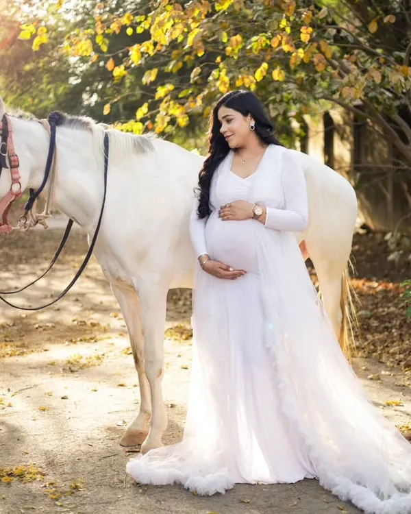 This is the kind of dream shoot we love to create. A beautiful mama-to-be, a gentle horse, and that golden Jaipur light. It’s more than a photo, it’s a fairytale moment captured forever.