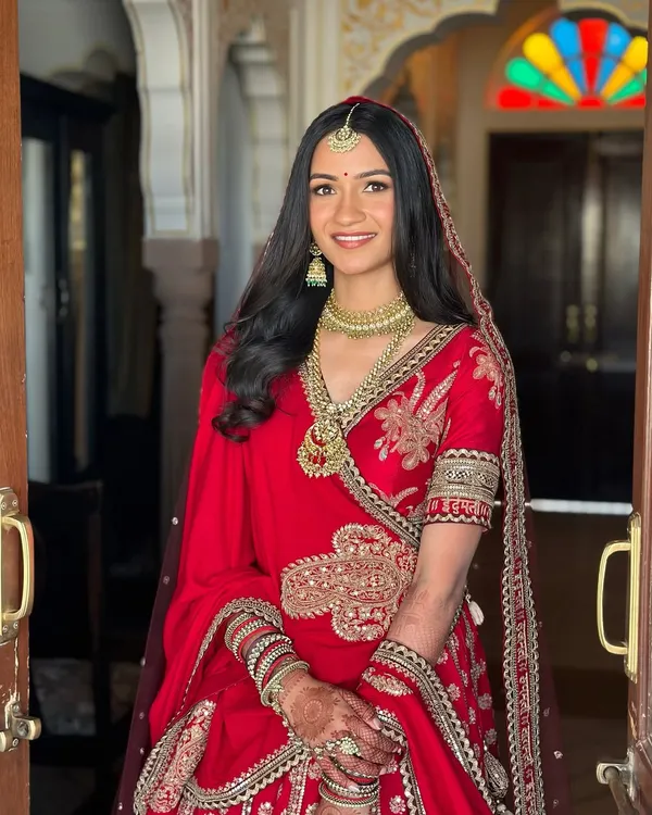 For my minimal brides, this look is pure inspiration. Aashna wanted to feel light and fresh, so we focused on creating soft, flushed cheeks and beautifully defined eyes that let her natural essence shine through.