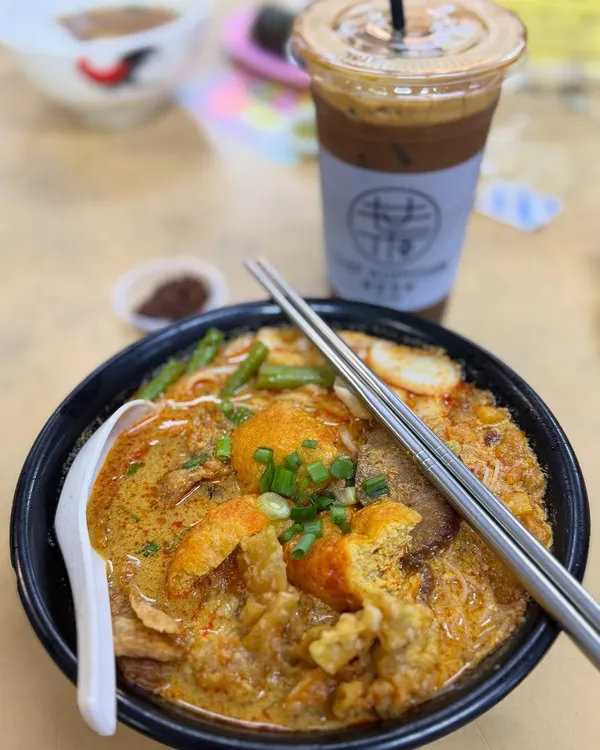 This is what comfort looks like for me. A rich, spicy bowl of Curry Laksa, full of noodles, tofu puffs, and flavour, paired with a strong iced Kopi. It’s a classic Malaysian meal that I am so happy to share with you here in Bengaluru.