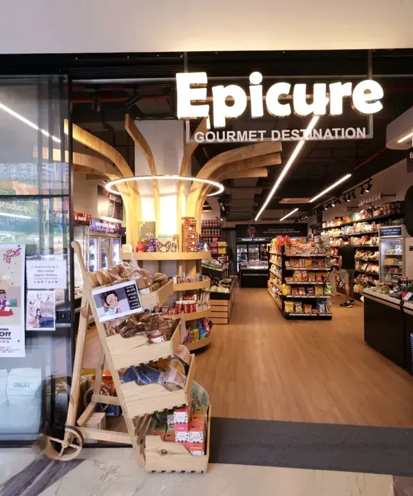 The entrance to Epicure Gourmet Destination in Gurgaon is designed to be an inviting gateway to a world of fine foods. The custom-designed central display acts as a focal point, drawing customers in and guiding them through the store.