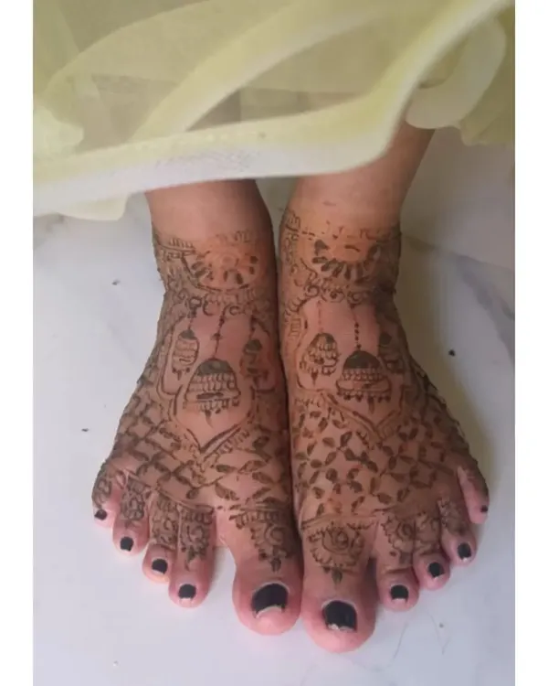 A beautiful and intricate design for the bride's feet, featuring mosque-like domes and delicate net patterns.