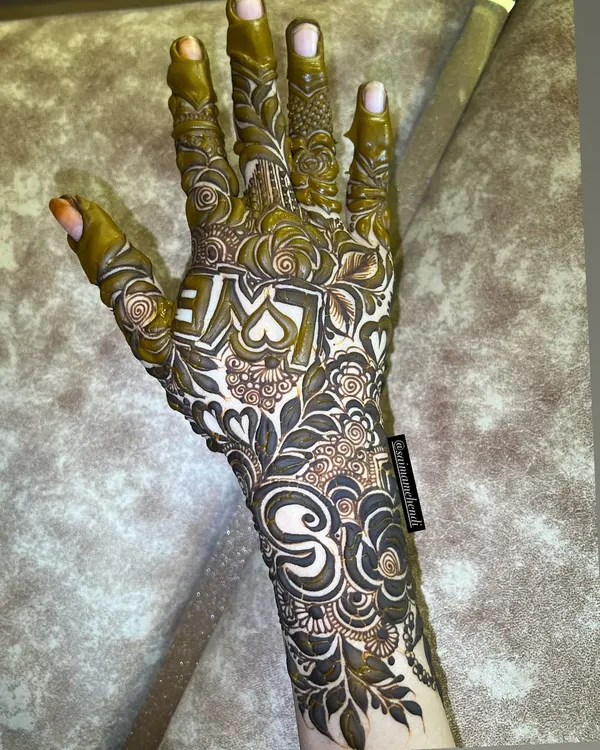 A bold and beautiful design that incorporates the word "LOVE" and the initial "S" among intricate rose patterns. This is a perfect way to express yourself.