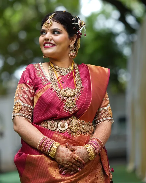 An absolutely stunning Iyengar bride! My client Deepthi looks incredible in this complete bridal set featuring a statement Lakshmi pendant necklace and a beautiful waist belt.