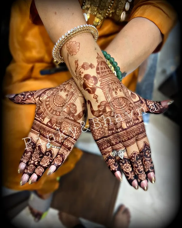 The beautiful, dark stain of a bridal mehndi. This is the result of our high-quality natural henna and proper aftercare, which we always guide our clients on.