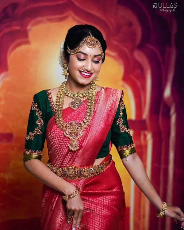 Here is a full view of a classic South Indian bridal look I styled. The layered antique gold necklaces, including a choker and a longer haara, are paired with a matching oddiyanam (hip belt) and maang tikka to create a cohesive and regal look.