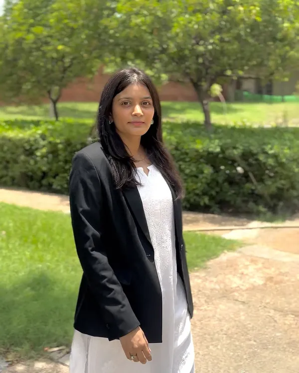 "I am the first lawyer in my family; everything I say is backed by proof and argument." This photo represents the pride and responsibility I feel in building this path.