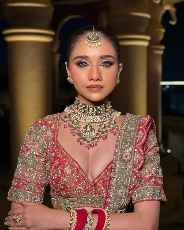 This is the look that gives you main character energy on your big day. I focused on creating a flawless, radiant base that looks like second skin, paired with bold, expressive eyes to create a timeless and regal bridal statement. This makeup is designed to look stunning both in person and in high definition photos.