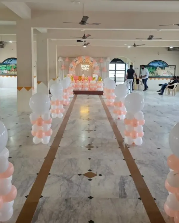 A grand entrance for a party in a large hall. We created an aisle with balloon pillars, leading guests to the main celebration area and building excitement from the moment they arrive.