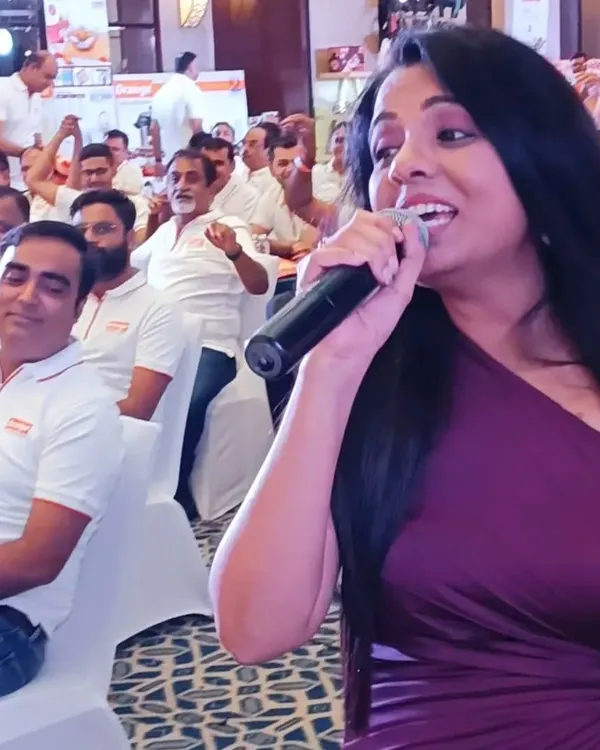 Corporate events can be fun too. Here I am, engaging with dealers from all over India for the cookware brand Orange Cookware, making the session interactive and lively.