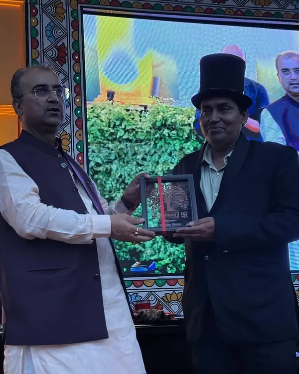 A proud moment for me, receiving an award from Health Minister Shri Mangal Pandey ji for my performance at the Aarogya Parv in Patna. It's an honor to use my magic for meaningful public events.