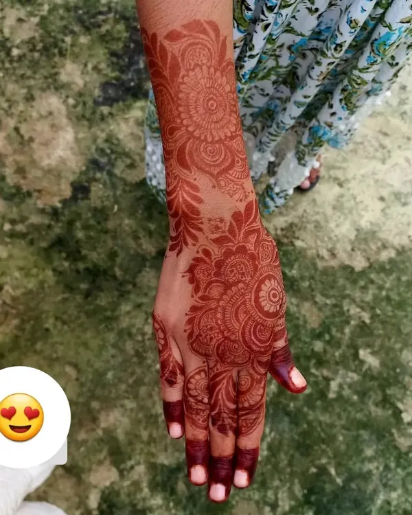 Masha'Allah, look at that stain! This is the result of using high-quality, natural henna and leaving it on for the recommended time. A deep, rich color is my promise to you.