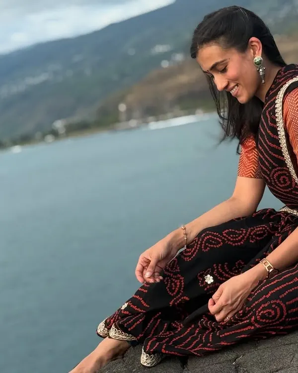 Modeling a beautiful bandhani saree against the backdrop of the black sand beaches in Saint Paul. The natural setting adds a serene and organic feel to this ethnic look.