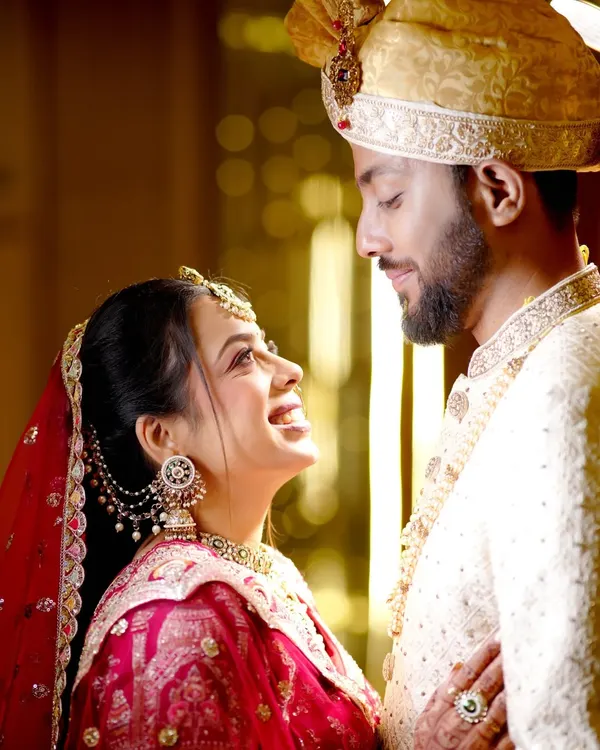 A classic, romantic close-up. The way she looks at him says everything. I focus on capturing these looks of love that you'll treasure forever.