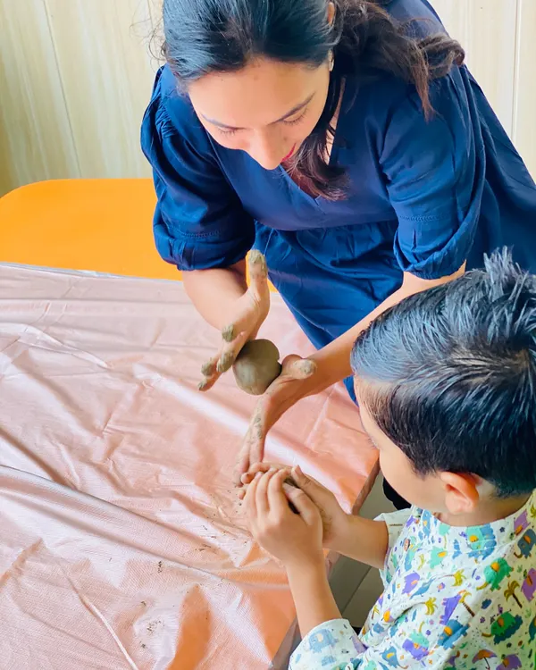 A moment of shared creation during our Ganesha workshop. I love guiding little hands as they learn to work with clay, helping them shape and mold their very own eco-friendly idols.