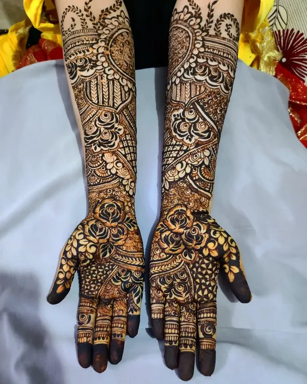 A stunning full-arm bridal design featuring bold roses as the centerpiece. I combined these with intricate netting, paisleys, and shaded leaves to create a rich and textured look.