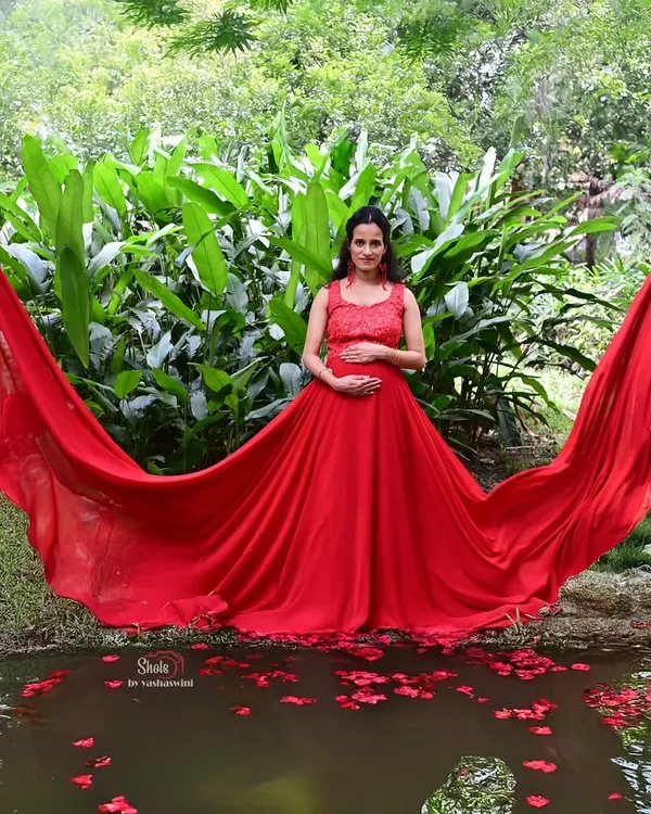 Our red flying gown looks incredible for waterside maternity shoots. The long fabric trail floating on the water creates a stunning and artistic photograph.