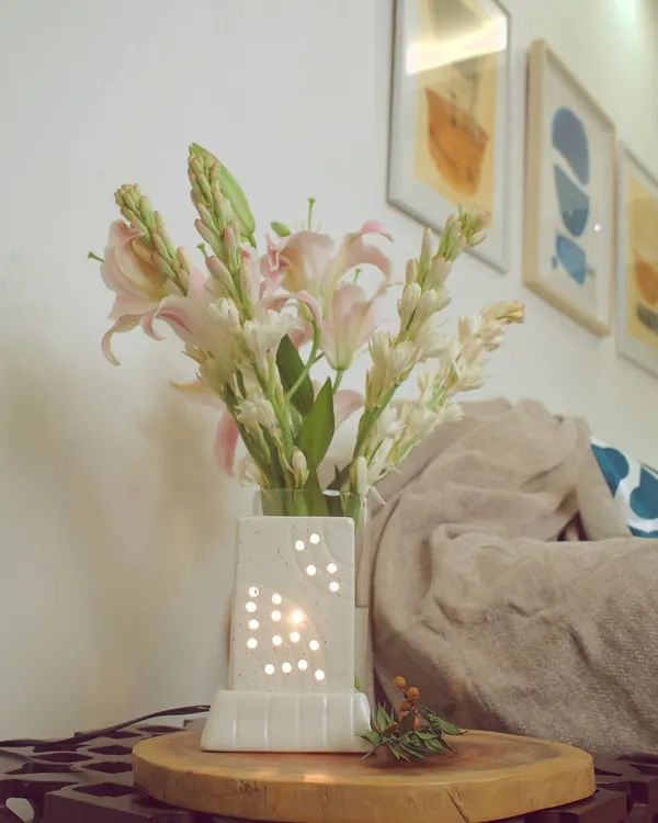 Our Electric Oil Burner Set is the perfect daytime fragrance companion. Ideal for offices, reception areas, and stores, it fills your space with an invigorating or calming scent to match your mood.