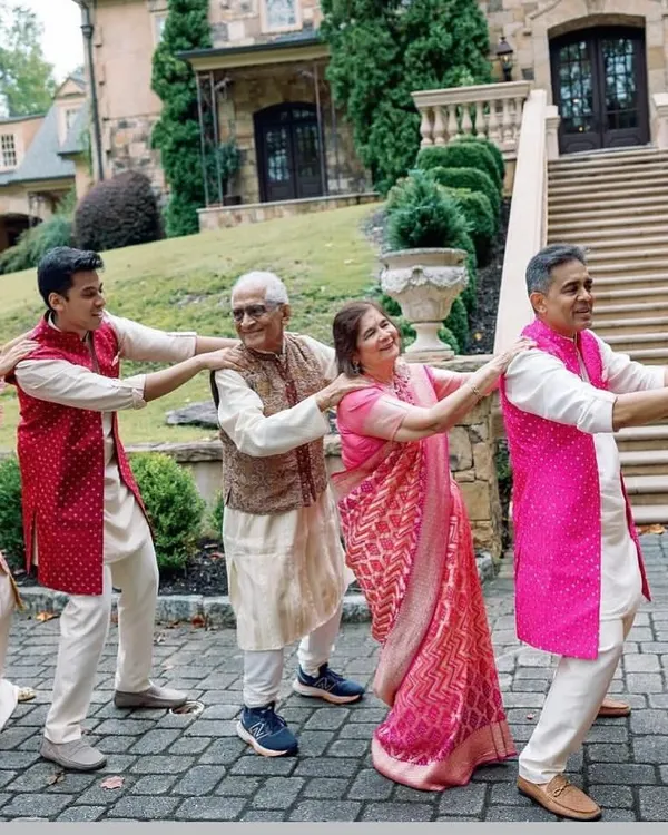 When the groom’s entire family came together to create this unforgettable surprise performance for the bride, magic happened. A moment overflowing with love, laughter, and happy tears.