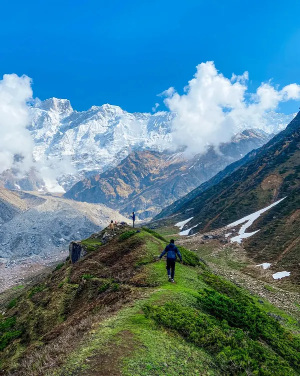 A breathtaking mountain landscape captured with the Oppo Reno8 T 5G. This shot proves that a smartphone can deliver high-quality, vibrant travel photography that is perfect for promotional campaigns.