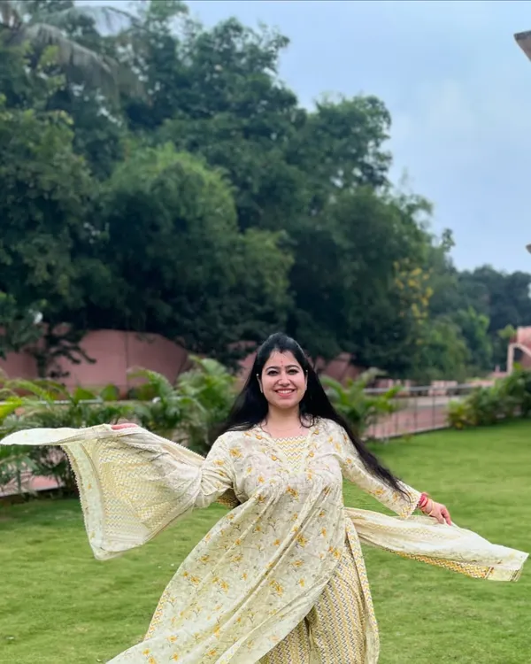 Feeling free and joyful in a beautiful traditional outfit. This feeling of freedom is what I want all my clients to experience when they dance.