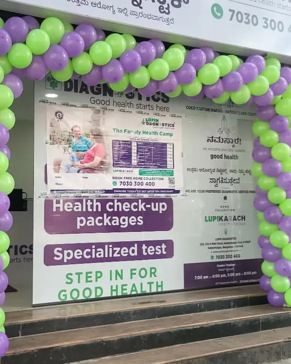 A balloon arch in purple and green for the opening of a diagnostic center. A balloon arch is a great way to attract attention to your new store.