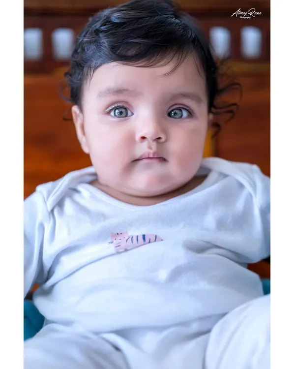 Look at those beautiful, curious eyes! This is baby Anika, one of the 6-month-old twins I had the pleasure of photographing. Sitter sessions are perfect for capturing these wide-eyed, engaging expressions.