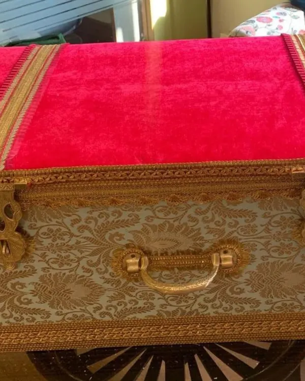 This vibrant pink velvet sanduk with intricate gold detailing is a stunning choice for trousseau presentation. It's a modern take on the traditional wedding trunk, perfect for a bride who loves color and elegance.