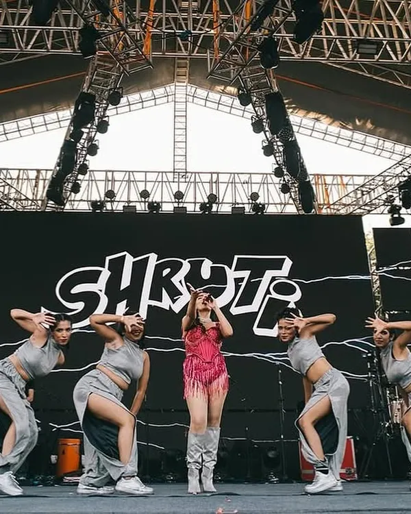 A powerful shot of the full crew on the Horn OK Please festival stage, striking a pose in perfect sync. This is what professional stage presence looks like.