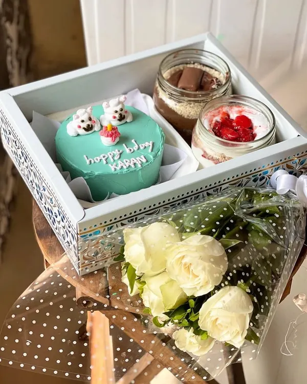 This is one of my favorite hampers to create, perfect for making someone feel truly special. It includes a hand-decorated bento cake with cute toppers, two different flavors of my cake jars, and a fresh bouquet of white roses, all presented in a beautiful reusable tray.