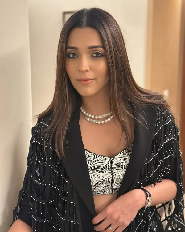 For designer Shweta Kapur during Lakme Fashion Week, I created a sleek and modern beauty look. The focus was on softly sculpted skin and subtly defined eyes to complement her chic, contemporary style.