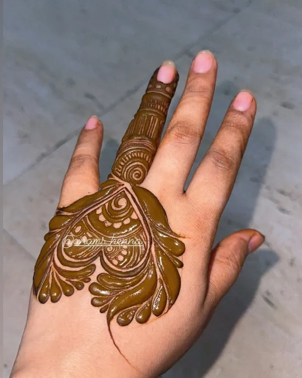 A simple and elegant leaf-motif design on the back of the hand. This is a perfect example of a quick yet beautiful design for a party or festival.