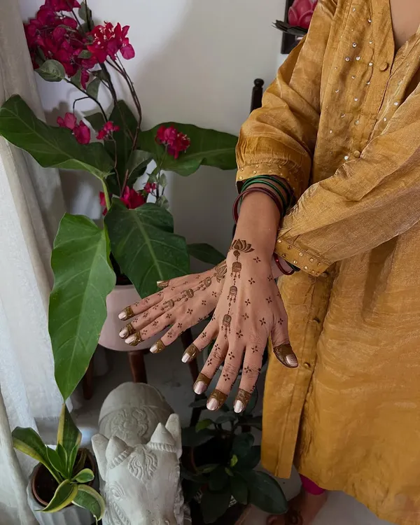 A classic and elegant single-strip mehendi design on the back of the hand. This style is perfect for guests or for festivals like Teej and Karva Chauth.