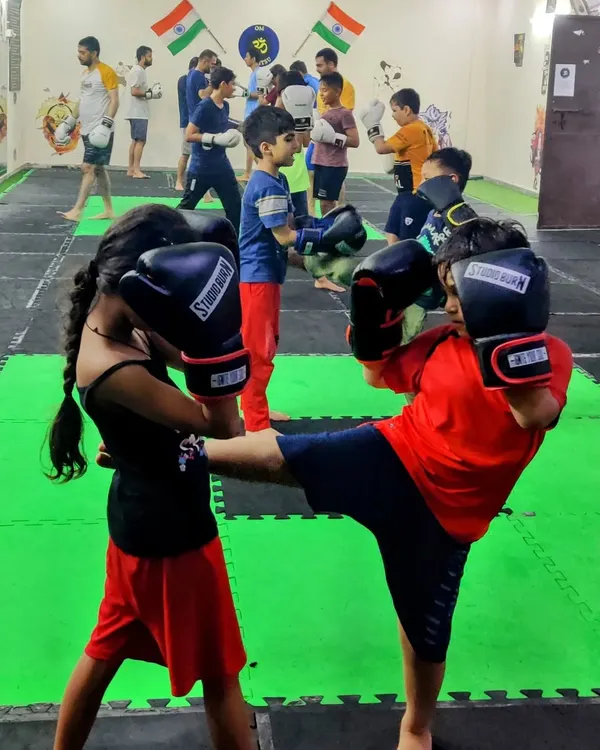 A perfect demonstration of a teep, or front kick, during a Muay Thai drill. We focus on teaching correct form to generate power safely and effectively, a key skill for keeping distance in a self-defense situation.