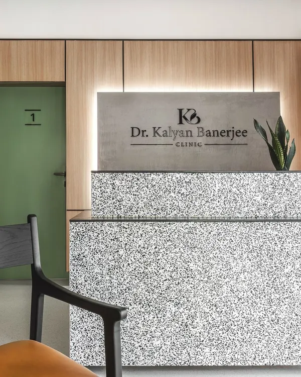 The reception area was designed to be the first point of calm for arriving patients. The monolithic quartz desk and backlit concrete panel create a solid, reassuring presence, setting the tone for the entire clinic.