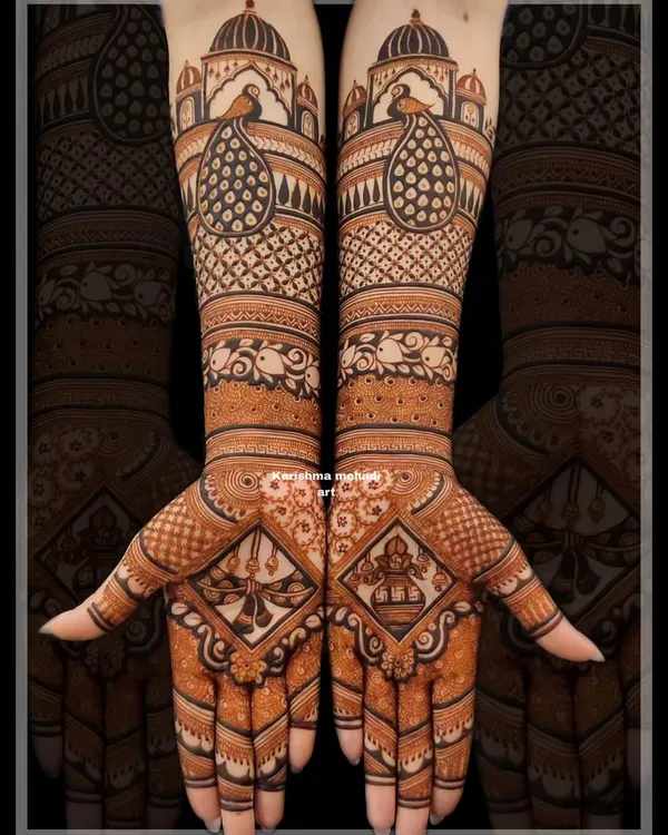 A classic bridal design featuring grand palace architecture and peacock motifs on the forearms. The palms are decorated with symbols of prosperity and union, creating a look filled with traditional meaning.