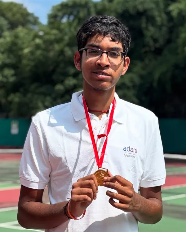 An inspiration to us all. Here is 15-year-old Lakshmi Jadala, Asia’s top-ranked para lawn tennis player, after winning gold at the National Tennis Championship. This victory secured his spot to represent India at the Special Olympics World Games.