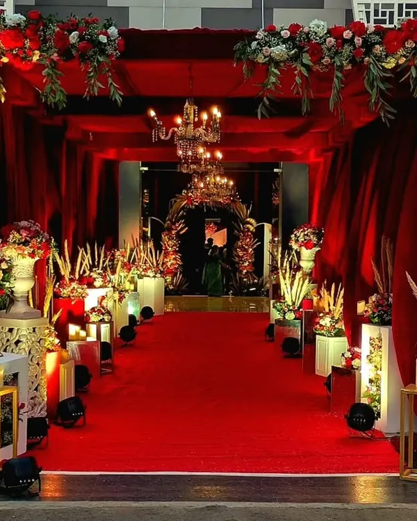 This is how a grand story begins. I designed this dramatic red carpet entrance to create an immersive experience for guests from the very first step, using opulent red draping and dense floral arches to build anticipation for the celebration inside.