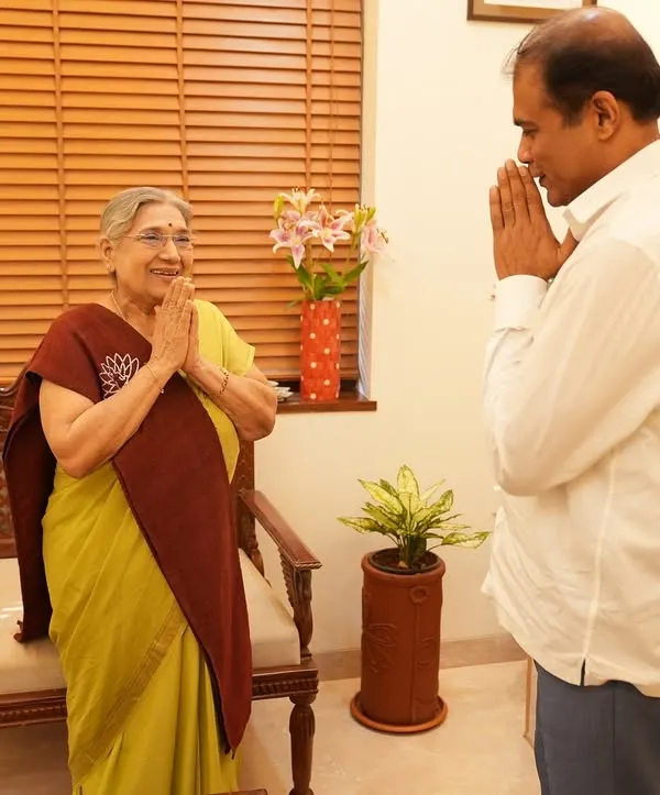 Welcoming Dr. Pankaj Bhoyar ji, State Minister for Home & Rural Development, to The Yoga Institute. It is always encouraging when leaders in public service recognize the importance of integrating yoga into daily life.