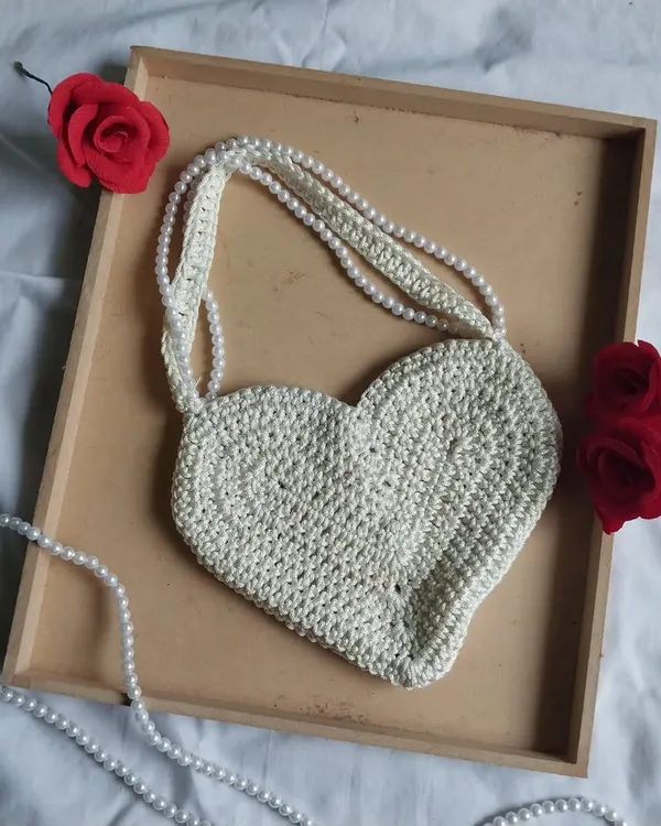 This handmade crochet heart bag with a pearl strap is perfect for those main character moments. It’s one of my favorite pieces to make, combining classic crochet techniques with an elegant, modern design.